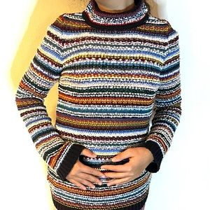 Long boho sweater looks great with baggy ripped jeans.